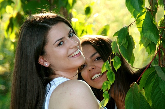 girls 846987 640